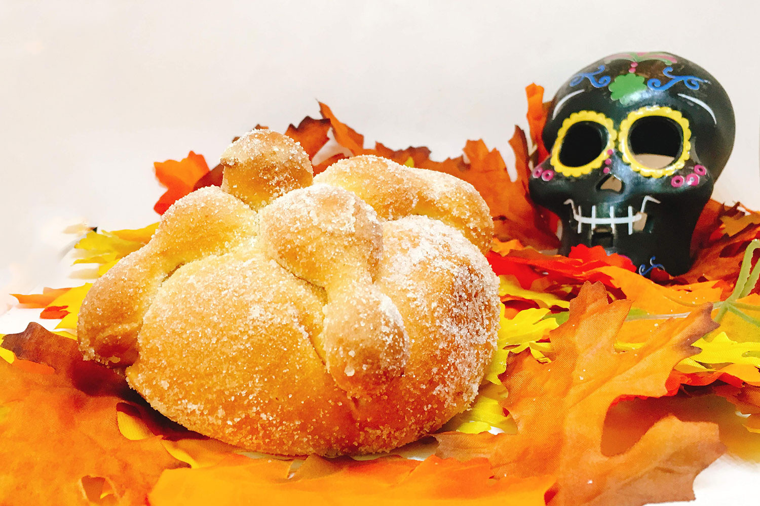 Pan de muerto relleno de ate con queso