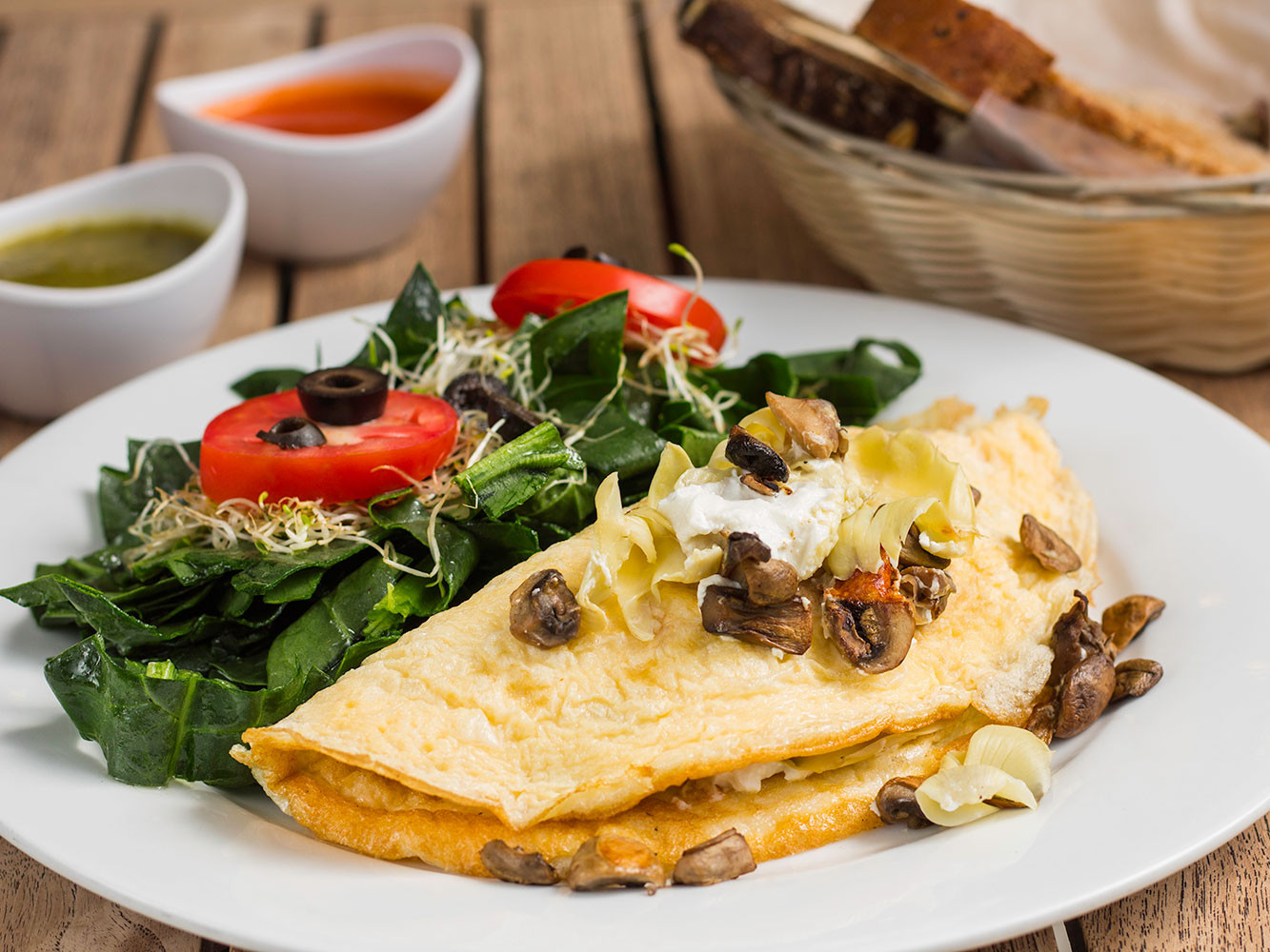 Omelette de alcachofa, champiñón y queso de cabra