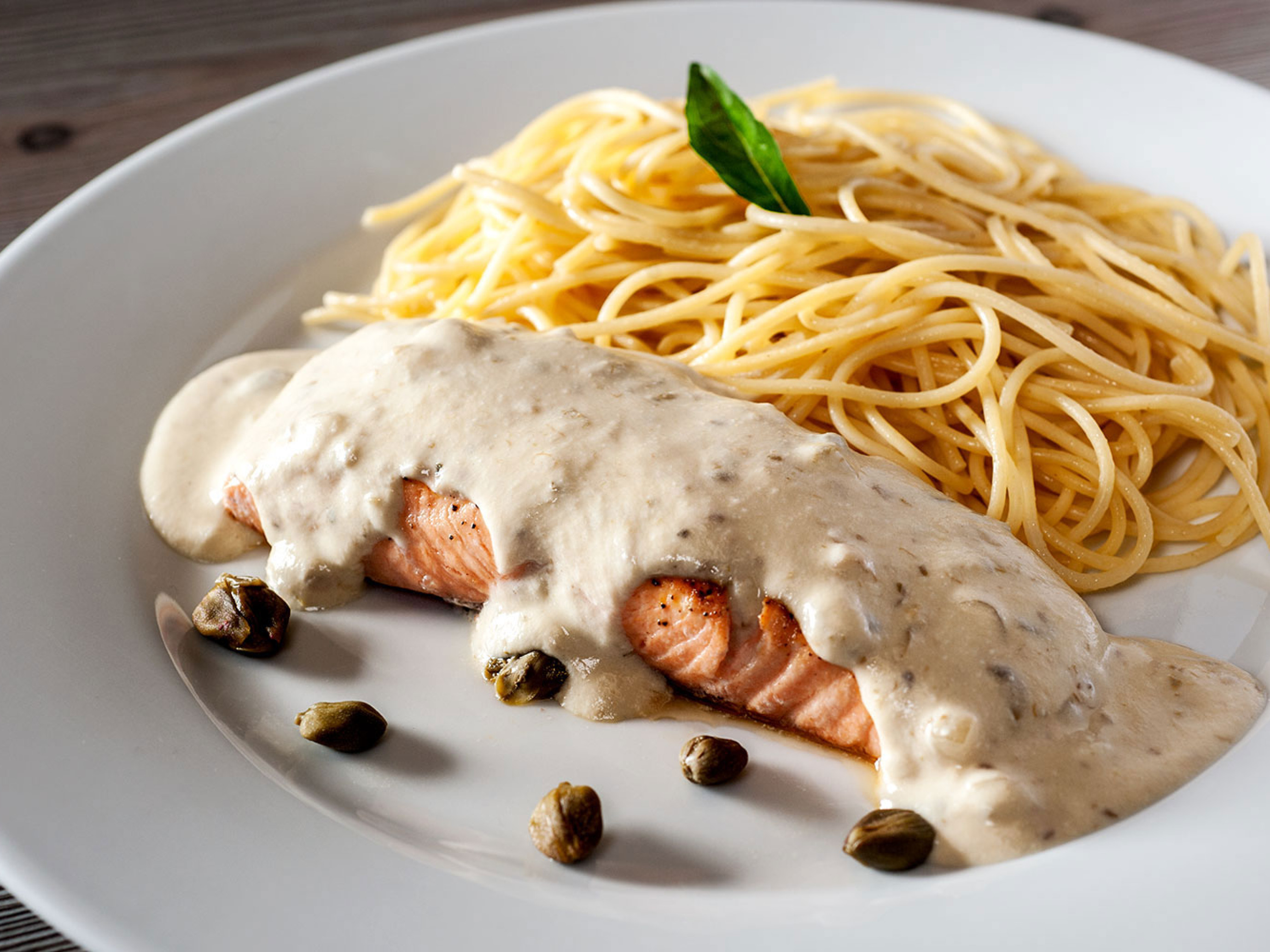 Salmón con salsa de alcaparras