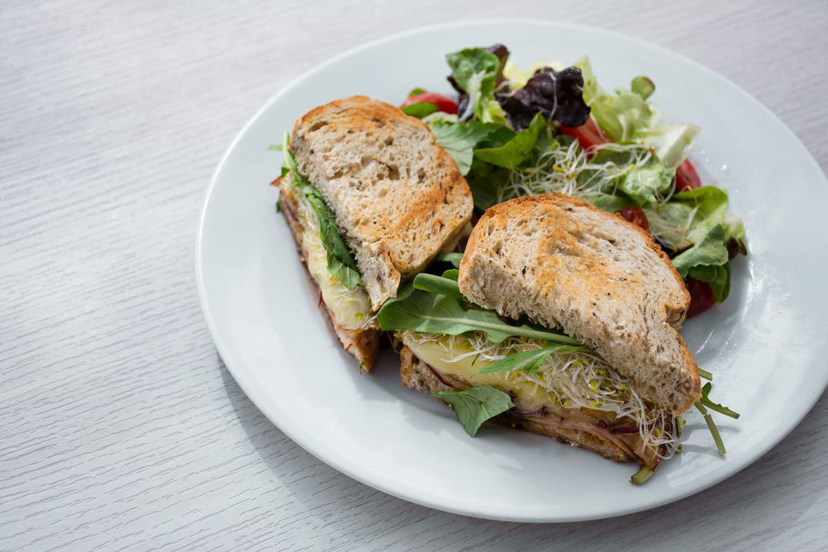 Sándwich Génova con queso gruyère y manzana caramelizada
